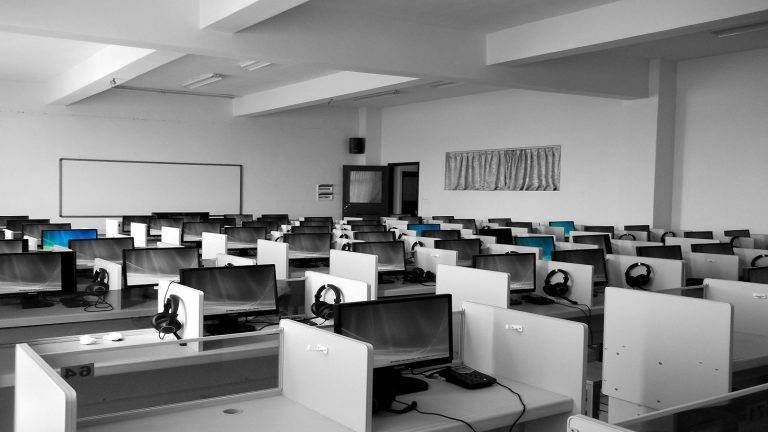 انطلاق الدورات التكوينية على مستوى حاضنة الأعمال