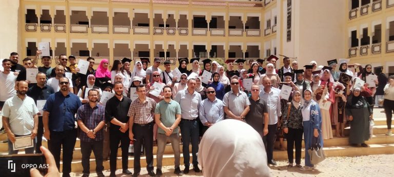 احتفال ختام السنة الجامعية بمعهد العلوم الاقتصادية والتجارية وعلوم التسيير