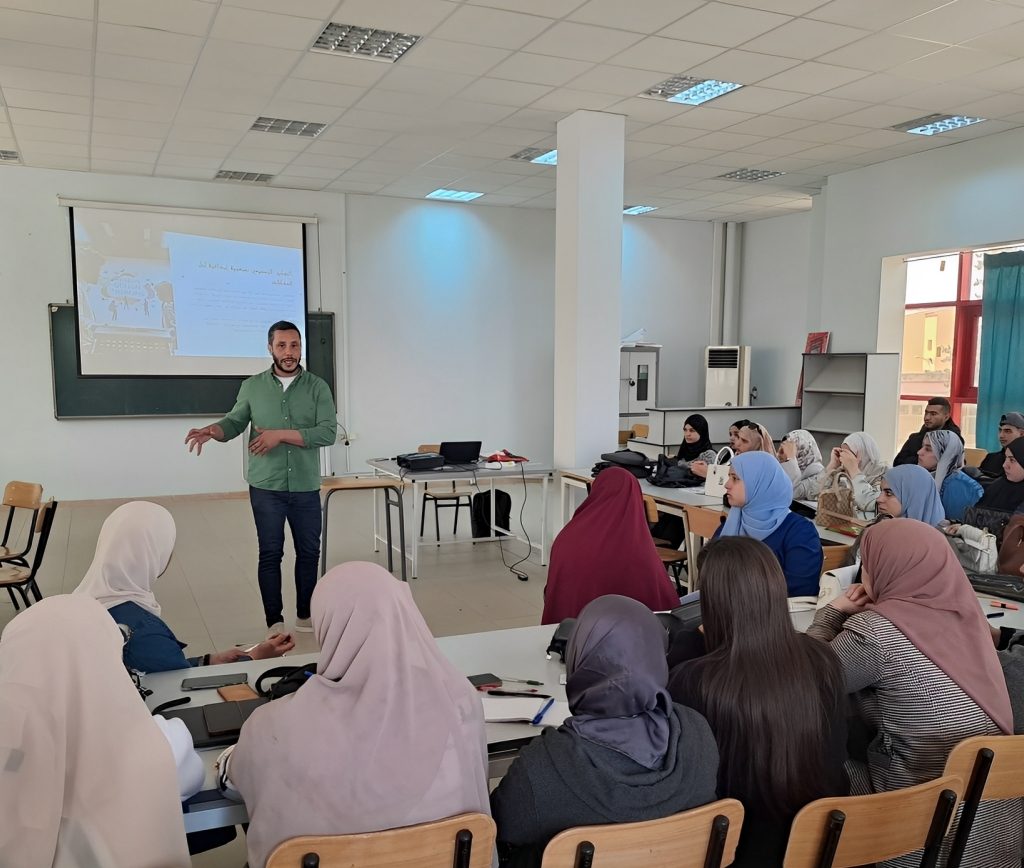 جانب من الدورة التكوينية “التفكير النقدي” للمدرب بوجنان توفيق لفائدة الطلبة المسجلين بالحاضنة