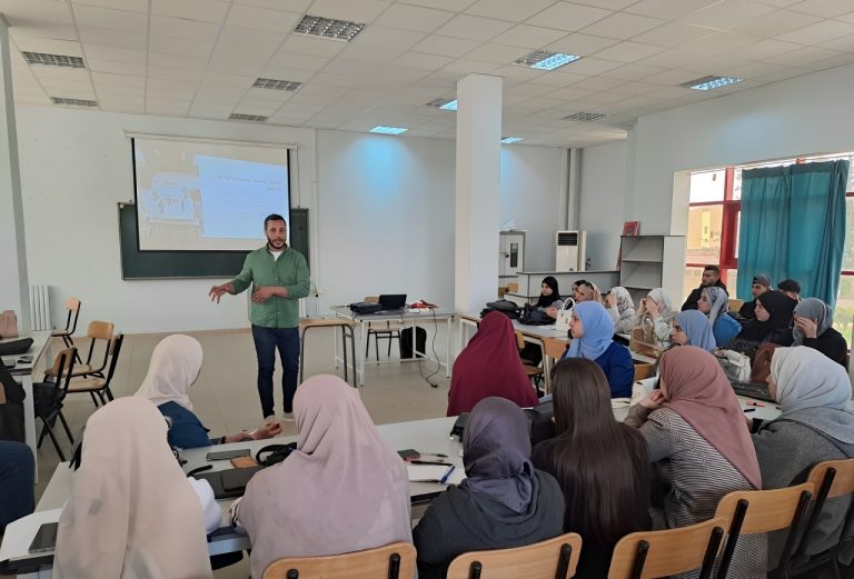 جانب من الدورة التكوينية “التفكير النقدي” للمدرب بوجنان توفيق لفائدة الطلبة المسجلين بالحاضنة
