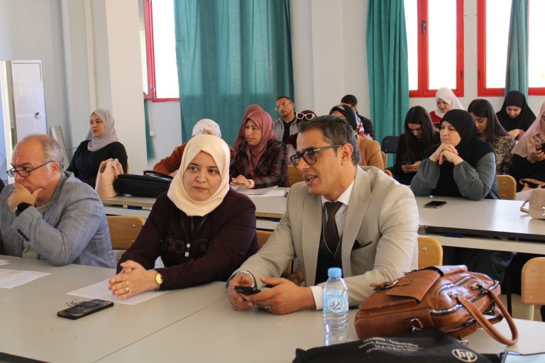 “فعاليات الندوة العلمية بمعهد الآداب واللغات”