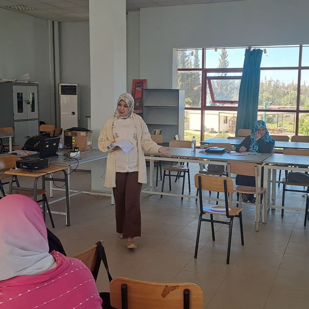 جانب من الدورة التكوينية من توقيع د. طالب سمية لفائدة الطلبة المسجلين بالحاضنة