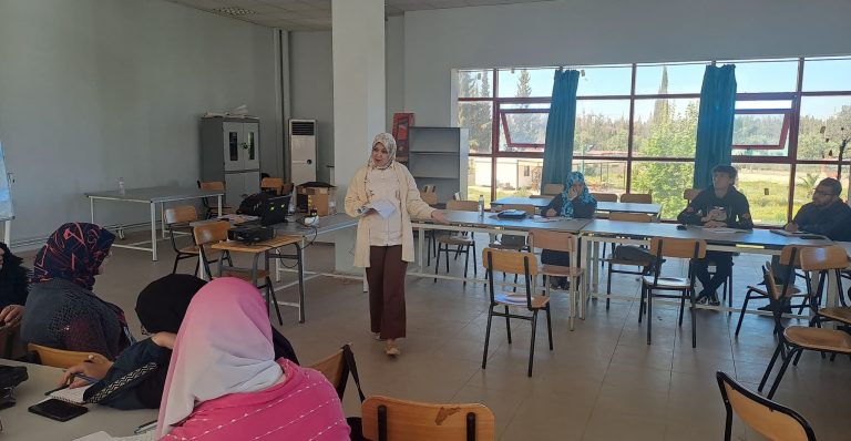 جانب من الدورة التكوينية من توقيع د. طالب سمية لفائدة الطلبة المسجلين بالحاضنة