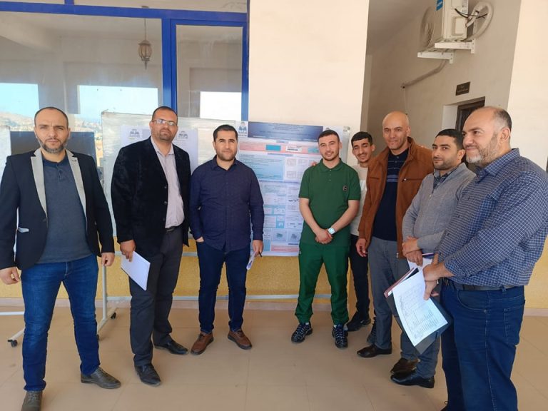 عرض ملصقات مشاريع التخرج بمعهد العلوم و التكنولوجيا
