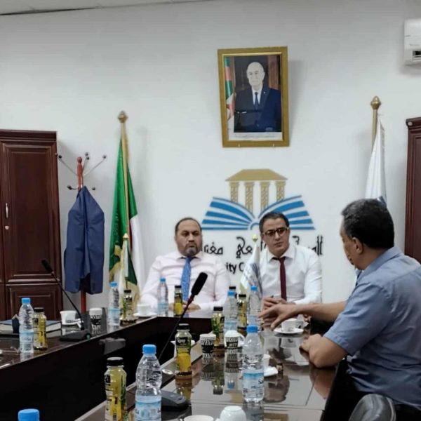 اجتماع عمل بين المركز الجامعي وغرفة الصناعة والتجارة لتلمسان3