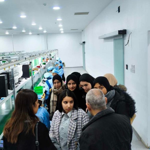 زيارة ميدانية لمصنع الهواتف4