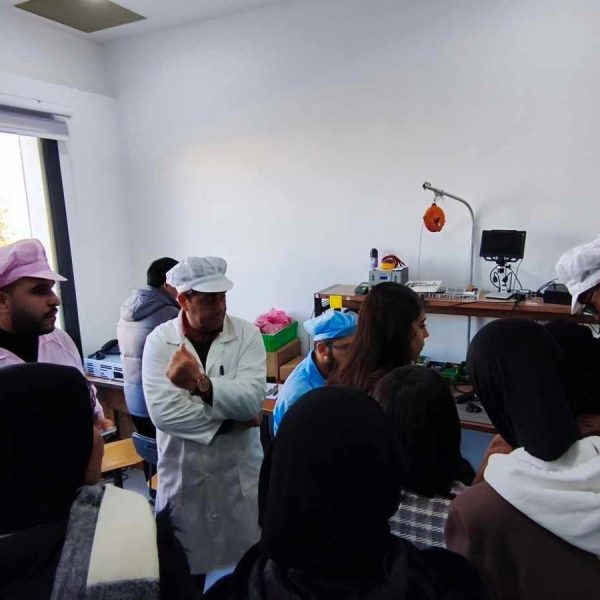 زيارة ميدانية لمصنع الهواتف3